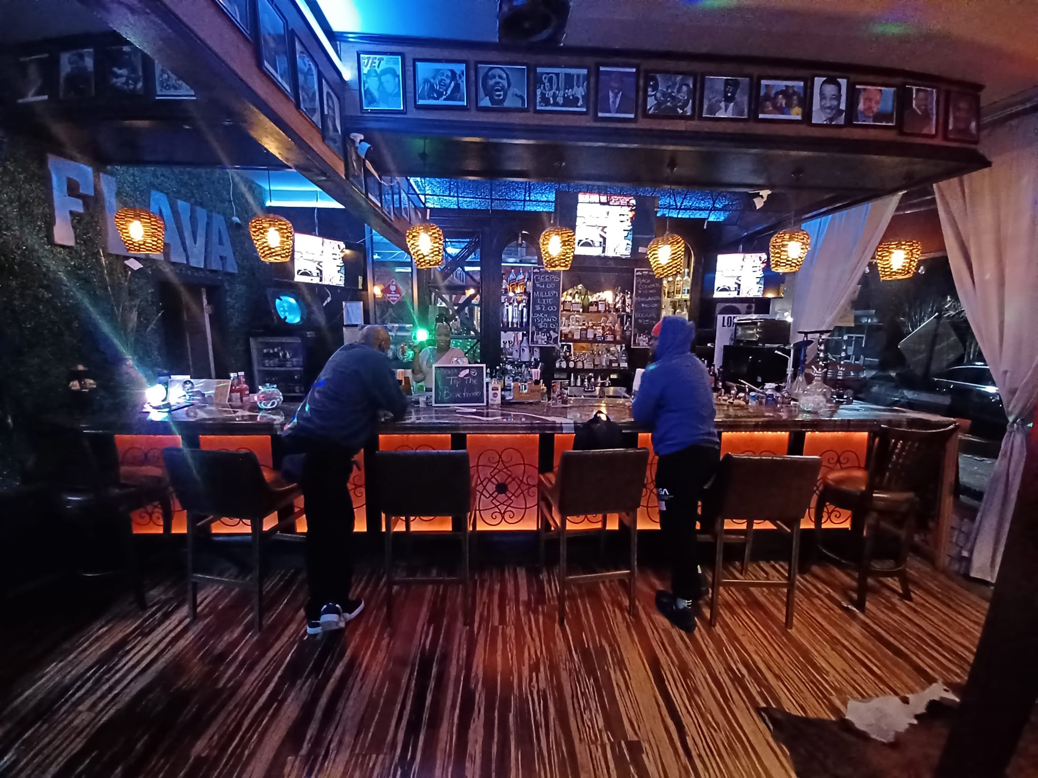 The bar and lounge at Flavaz Styling Team